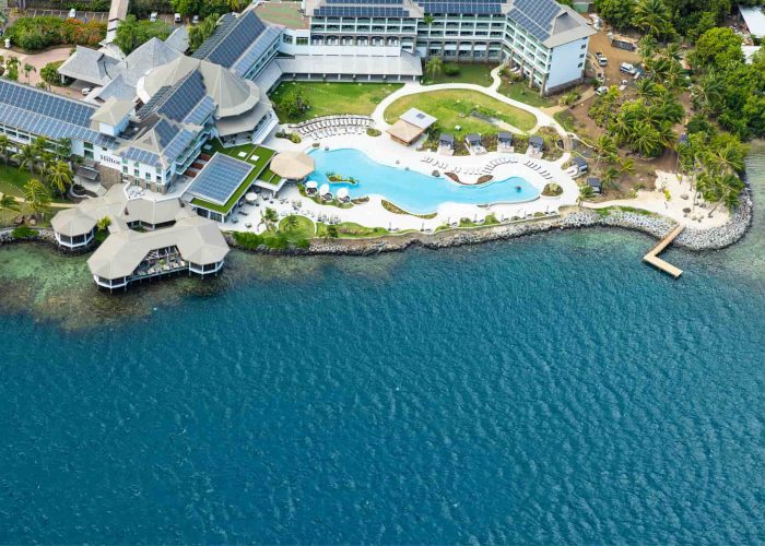 Hôtel Hilton Tahiti 4*. Vue aérienne sur l'ensemble de l'hôtel, la piscine et le lagon.