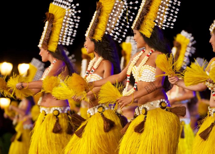 Hôtel Intercontinental Tahiti Resort & Spa 4*. Danseuses polynésiennes faisant un show.