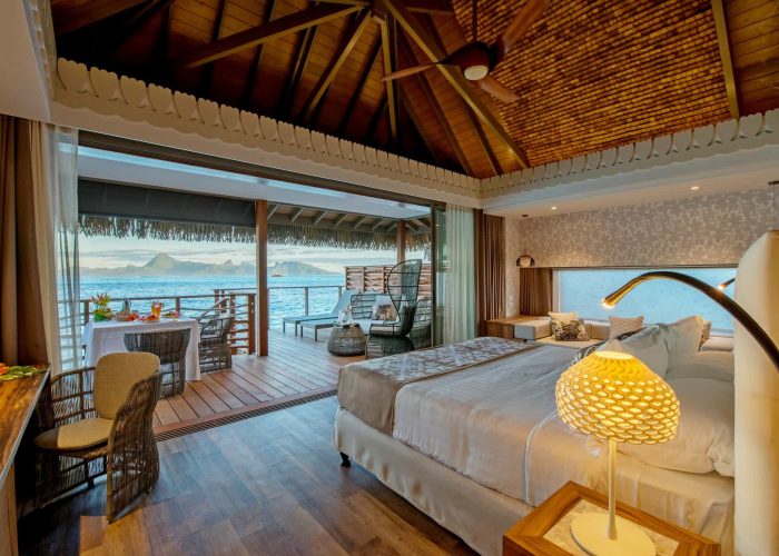 Hôtel Intercontinental Tahiti Resort & Spa 4*. Intérieur d'un Bungalow sur Pilotis Motu avec vue sur Moorea.