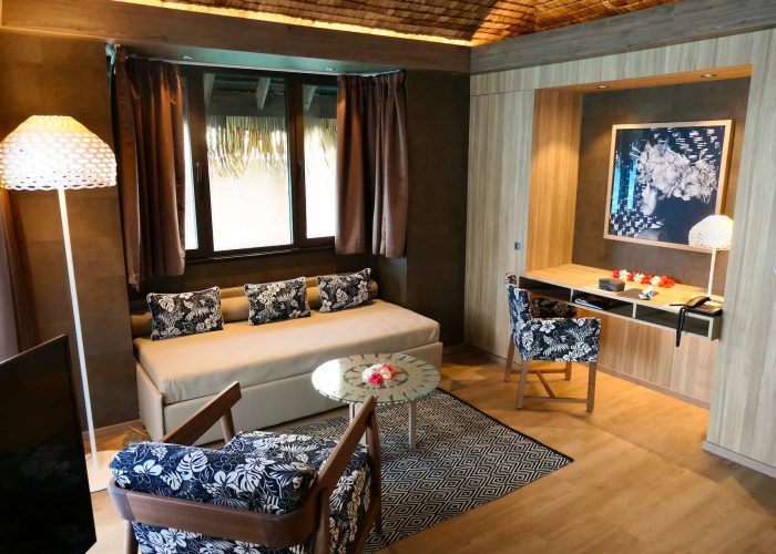 Hôtel Intercontinental Tahiti Resort & Spa 4*. Salon d'un Bungalow sur Pilotis Océan.