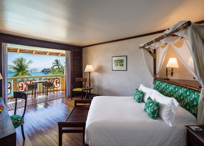 Hôtel Intercontinental Tahiti Resort & Spa 4* à Tahiti - vue de l'intérieur d'une chambre premium avec lit Queen size et vue sur le lagon.