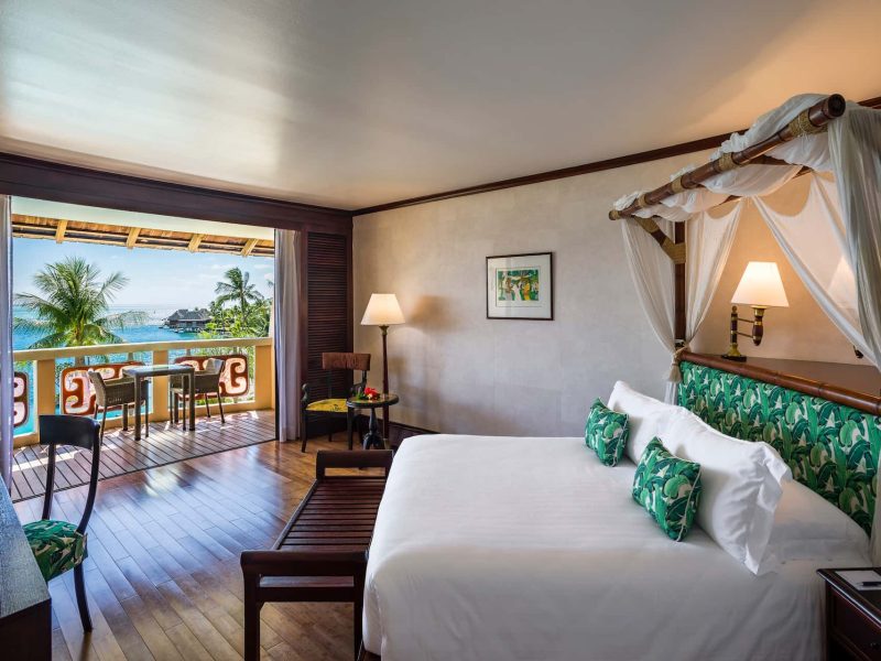 Hôtel Intercontinental Tahiti Resort & Spa 4* à Tahiti - vue de l'intérieur d'une chambre premium avec lit Queen size et vue sur le lagon.