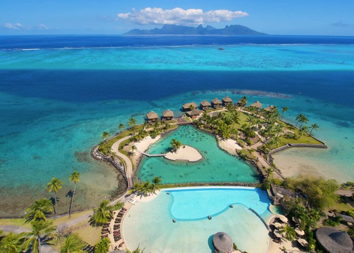 Hôtel Intercontinental Tahiti Resort & Spa 4* - vue aérienne de la piscine, du lagoonarium, des bungalows sur pilotis, du lagon et de l'île de Moorea en arrière plan