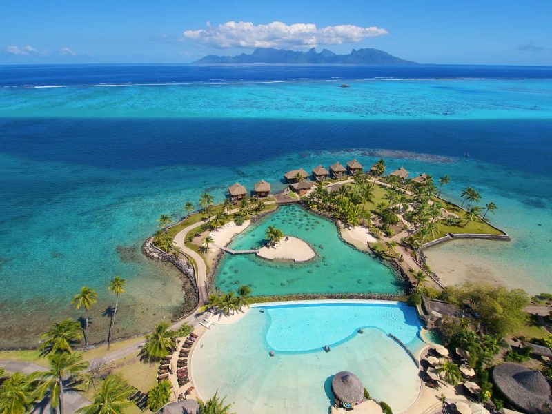 Hôtel Intercontinental Tahiti Resort & Spa 4* - vue aérienne de la piscine, du lagoonarium, des bungalows sur pilotis, du lagon et de l'île de Moorea en arrière plan