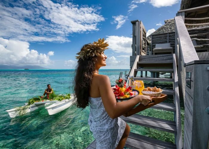 Hôtel Intercontinental Tahiti Resort & Spa 4* - femme polynésienne apportant le petit-déjeuner en pirogue à un bungalow sur pilotis