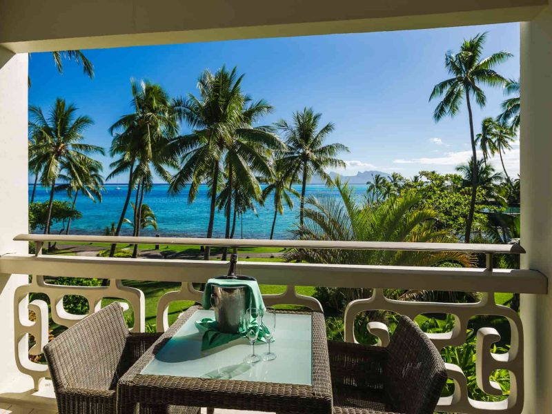 Hôtel Intercontinental Tahiti Resort 4* à Tahiti. Vue depuis le balcon d'une chambre classique vue océan et Moorea.