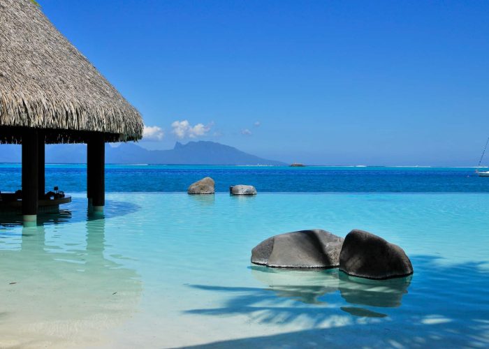 Hôtel Intercontinental Tahiti Resort 4* à Tahiti. Piscine à débordement avec vue sur le lagon et l'île de Moorea.