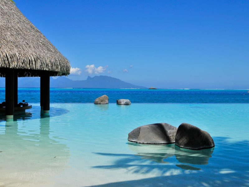 Hôtel Intercontinental Tahiti Resort 4* à Tahiti. Piscine à débordement avec vue sur le lagon et l'île de Moorea.