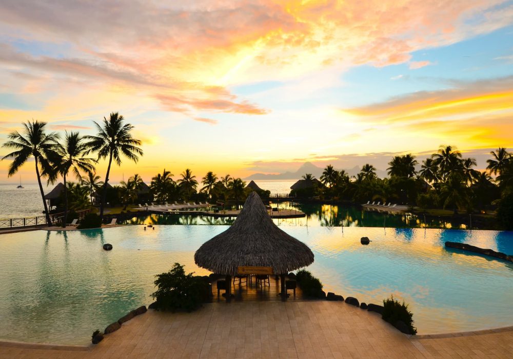 vue panoramique de la Piscine et du lagoonarium au coucher du soleil à l'hôtel Intercontinental Tahiti Resort & Spa 4*
