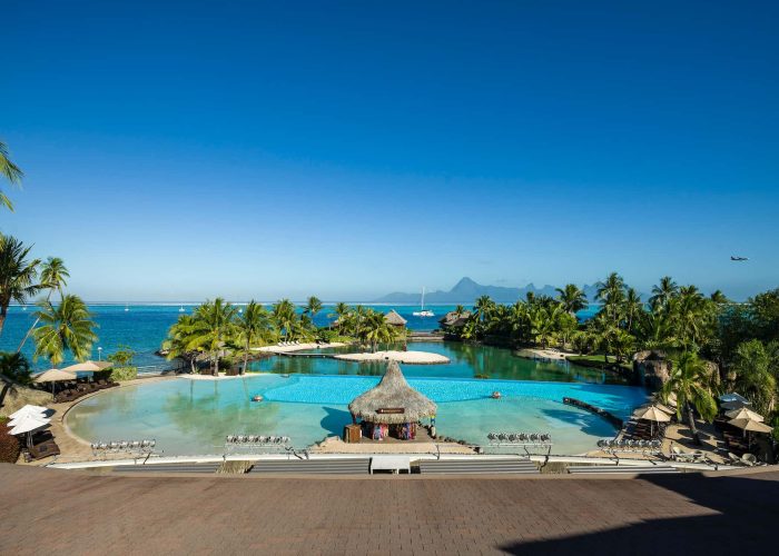 hôtel intercontinental 4* à Tahiti - vue générale de la piscine avec le lagon et l'île de moorea en arrière plan