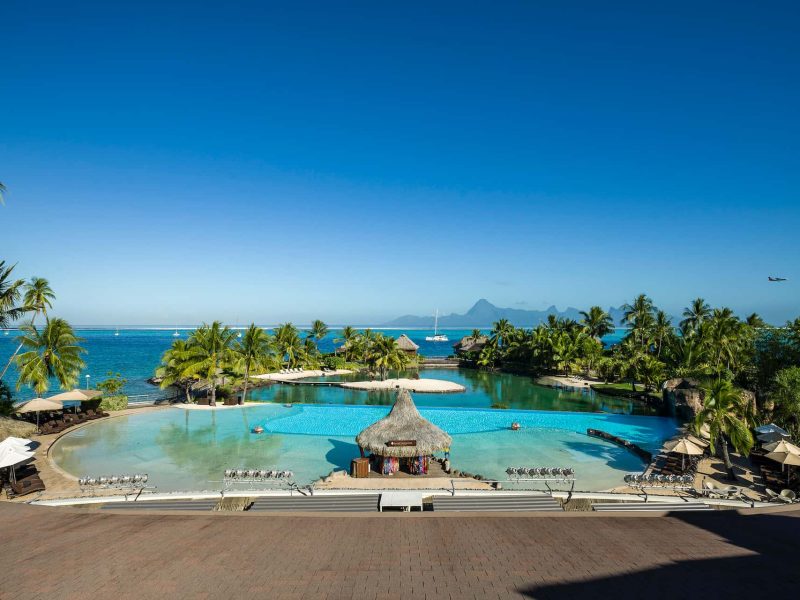 hôtel intercontinental 4* à Tahiti - vue générale de la piscine avec le lagon et l'île de moorea en arrière plan