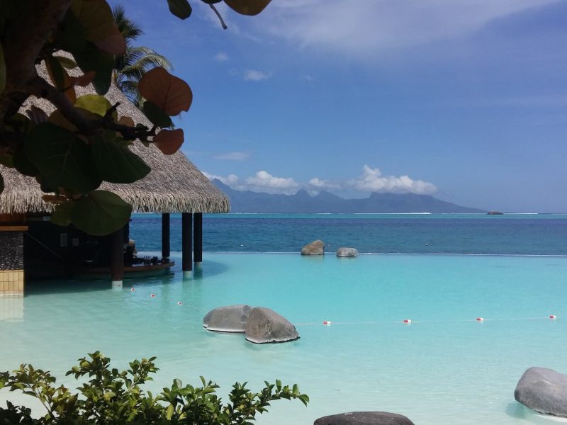 Hôtel Intercontinental Tahiti resort & Spa 4* à Tahiti - vue sur la piscine à fond de sable et à débordement. Lagon et, île de Moorea en deuxième plan