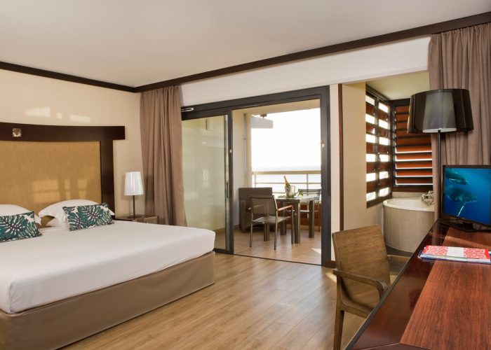 Hôtel Le Tahiti By Pearl Resorts 4* à Tahiti. Intérieur d'une chambre vue océan avec bain à remous.