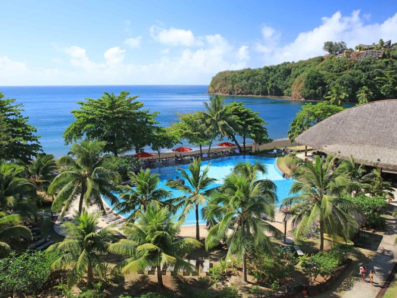 Vue générale piscine, lagon et montagne - Hôtel Le Tahiti by Pearl Resorts 4*