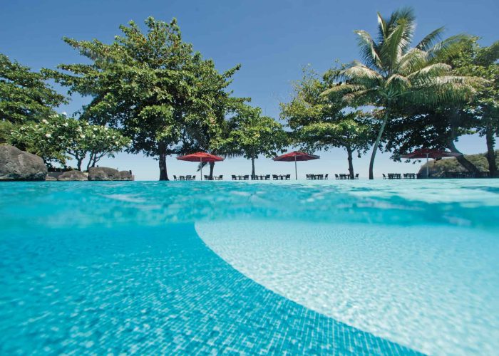 Hôtel Le Tahiti By Pearl Resorts 4* à Tahiti. Vue depuis la piscine de l'hôtel, à moitié dans l'eau.