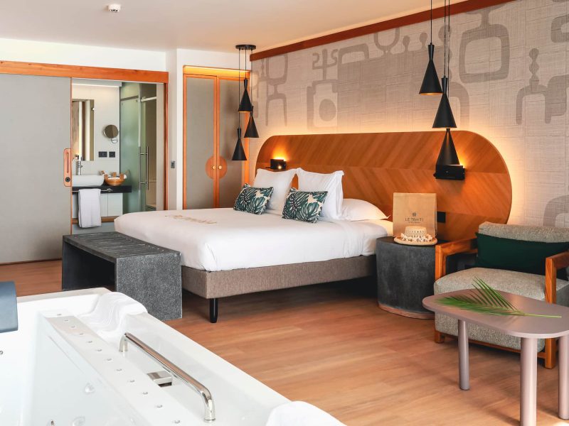 Hôtel Le Tahiti by Pearl Resorts 4* à Tahiti - vue de l'intérieur d'une suite signature vue océan avec bain remous.