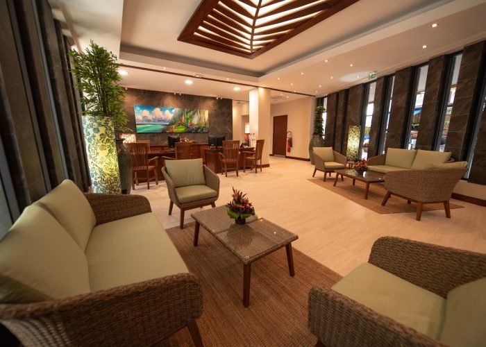 subtiles-tahiti-tahiti-hotel-maitai-express-1©maitai-express Hôtel Maitai Express 3* à Tahiti - réception avec petit salon.