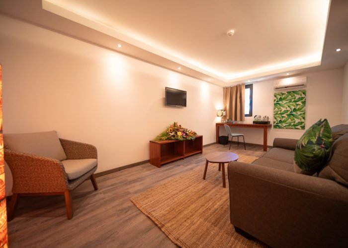 subtiles-tahiti-tahiti-hotel-maitai-express-6©maitai-express Hôtel Maitai Express 3* à Tahiti - salon avec canapé lit d'une Suite.
