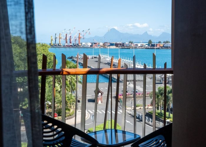 subtiles-tahiti-tahiti-hotel-maitai-express-9©maitai-express Hôtel Maitai Express 3* à Tahiti - Terrasse d'une suite avec vue sur le port