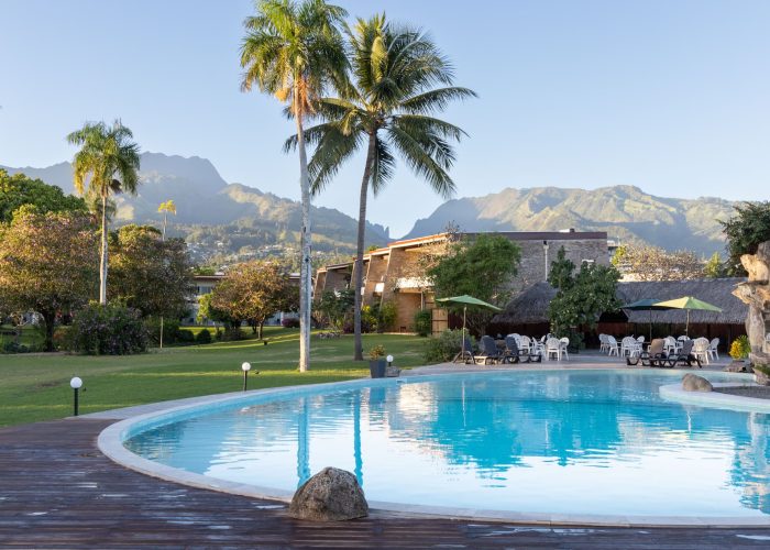 Hôtel Royal Tahitien 3* à Tahiti. Vue piscine et montagne tahitienne en arrière-plan à Pirae.