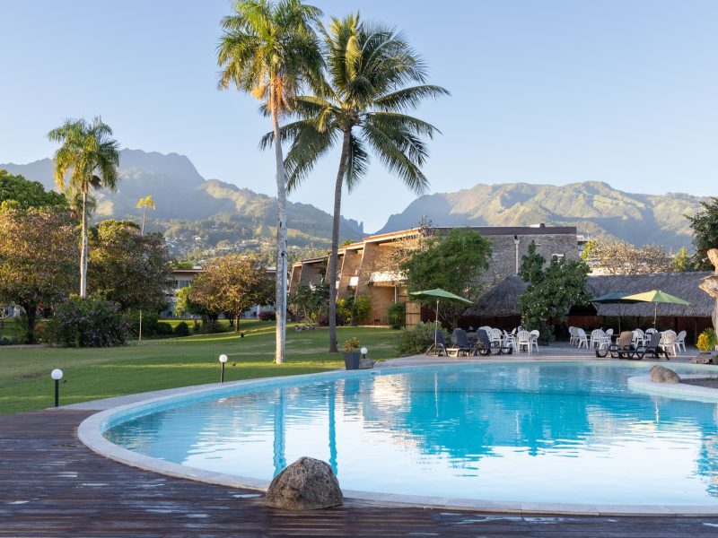 Hôtel Royal Tahitien 3* à Tahiti. Vue piscine et montagne tahitienne en arrière-plan à Pirae.