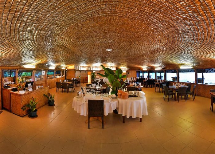 Hôtel Royal Tahitien 3* à Tahiti. Vue panoramique sur l'intérieur du restaurant avec son plafond tressé en pandanus.