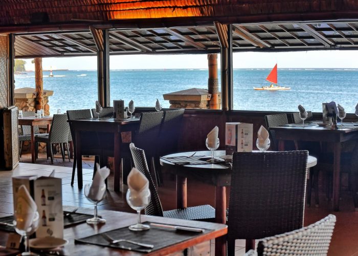 Hôtel Royal Tahitien 3* à Tahiti. Vue depuis l'intérieur du restaurant sue le lagon de Tahiti.