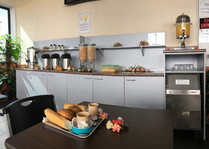 subtiles-tahiti-tahiti-hotel-tahiti-airport-motel-1©tahiti-airport-motel Hôtel Tahiti Airport Motel 2*. Buffet du petit-déjeuner continental.