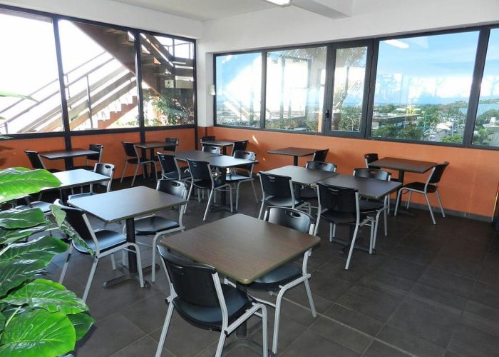 Hôtel Tahiti Airport Motel 2*. Salle de restaurant pour le petit-déjeuner.