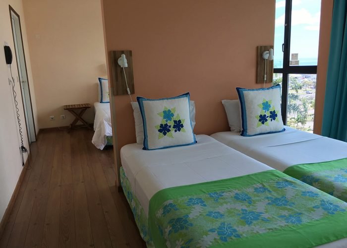 subtiles-tahiti-tahiti-hotel-tahiti-airport-motel-4©tahiti-airport-motel Hôtel Tahiti Airport Motel 2*. Intérieur d'une chambre famille, vue sur les deux espaces de couchages enfilades.