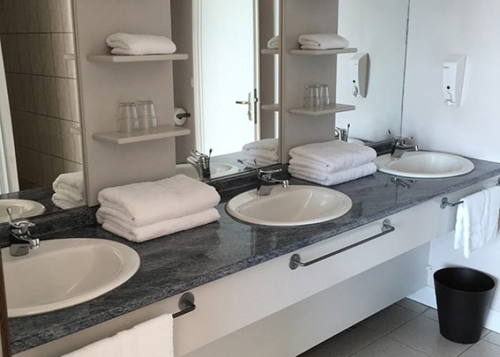 subtiles-tahiti-tahiti-hotel-tahiti-airport-motel-6©tahiti-airport-motel Hôtel Tahiti Airport Motel 2* - salle de bain d'une chambre famille