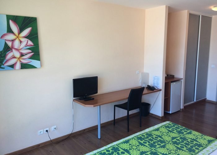 subtiles-tahiti-tahiti-hotel-tahiti-airport-motel-8©tahiti-airport-motel Hôtel Tahiti Airport Motel 2*. Bureau et TV des une Chambre Standard.