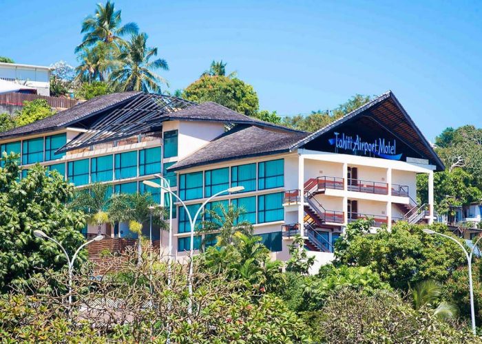 Hôtel Tahiti Airport Motel 2*. Vue en contre-plongée de l'avant de l'hôtel, face à l'aéroport de Tahiti Faa'a.