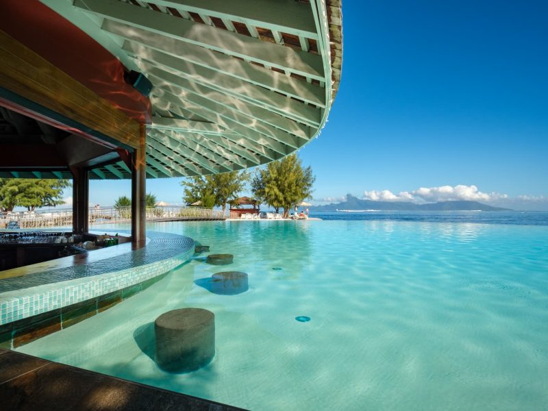 Hôtel Te Moana Tahiti Resort 3* à Tahiti - vue sur le bar dans la piscine Taapuna, avec lagon et île de Moorea en arrière plan