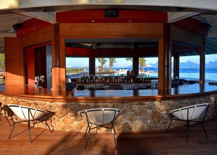 subtiles-tahiti-tahiti-hotel-te-moana-tahiti-resort-4©m-colombini-te-moana Hôtel Te Moana Tahiti Resort 3* à Tahiti. Vu sur le bar Taapuna 360°. Lagon et île de Moorea en arrière plan.