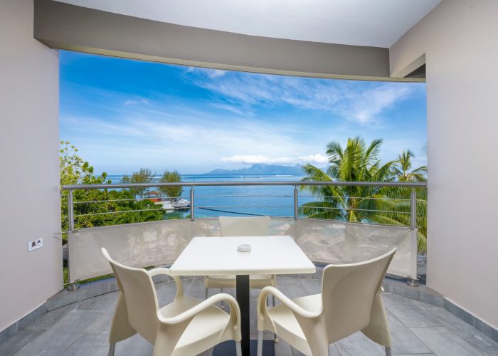 Hôtel Te Moana Tahiti Resort 3*. Vue depuis le balcon d'un Studio vue océan. Lagon et Moorea en arrière plan.