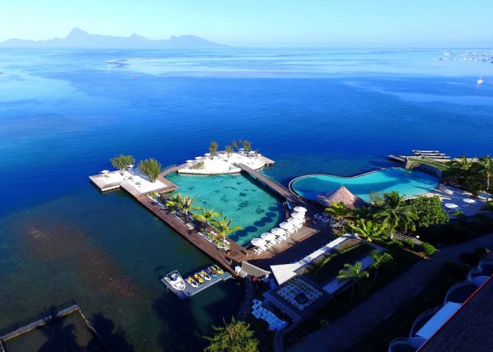 Hôtel Te Moana Tahiti Resort 3*. Vue aérienne piscine, lagoonarium et lagon. Moorea en arrière plan.