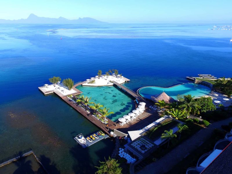 Hôtel Te Moana Tahiti Resort 3*. Vue aérienne piscine, lagoonarium et lagon. Moorea en arrière plan.