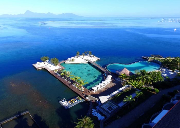 subtiles-tahiti-tahiti-hotel-te-moana-tahiti-resort©m-colombini-te-moana Hôtel Te Moana Tahiti Resort 3*. Vue aérienne piscine, lagoonarium et lagon. Moorea en arrière plan.