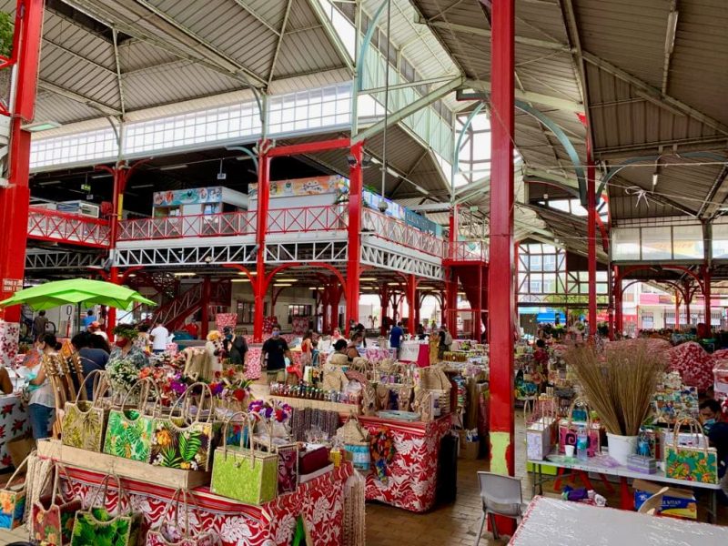 Marché local de Papeete à Tahiti. Vue de l'intérieur avec les stands d'artisanats locals