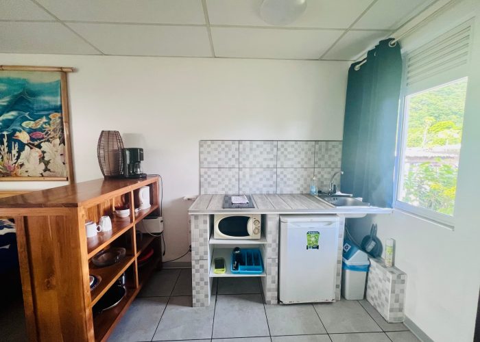 Pension de la Plage à Tahiti - kitchenette dans un studio.