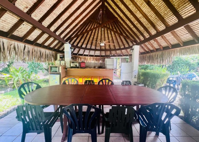 Pension de la Plage à Tahiti - table d'hôtes sous une pergola en matériaux polynésiens.