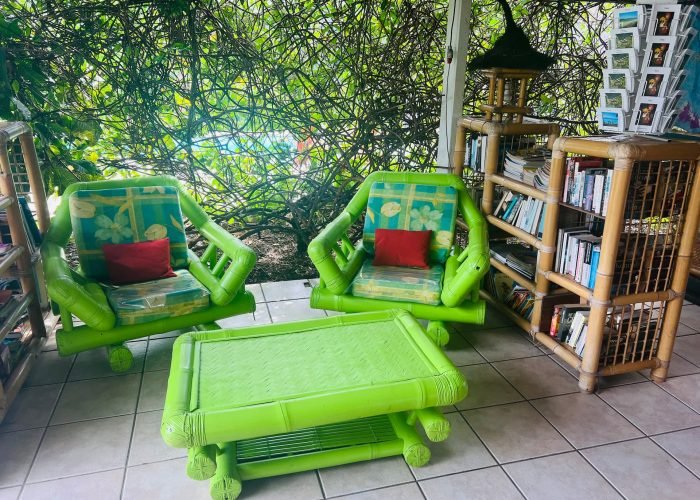 subtiles-tahiti-tahiti-pension-de-la-plage-4©pension-plage Pension de la Plage à Tahiti - réception et bibliothèque de la pension.