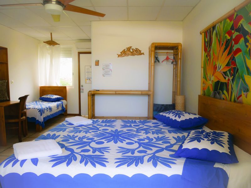 Pension de la Plage à Tahiti - intérieur d'une chambre famille.