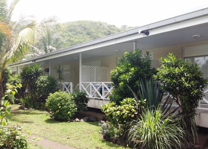 Pension de la Plage à Tahiti - bâtiment des chambre dans le jardin tropical.