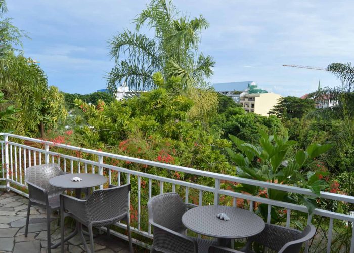 Pension Fare Suisse à Tahiti. Terrasse de la pension avec vue sur Papeete.