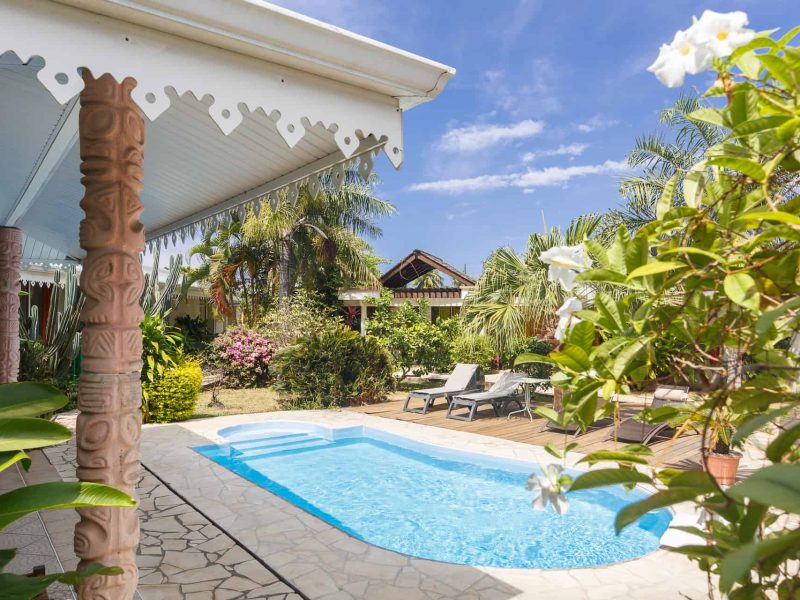 Pension Relais Fenua à Tahiti. Vue sur la piscine et son jardin tropical.