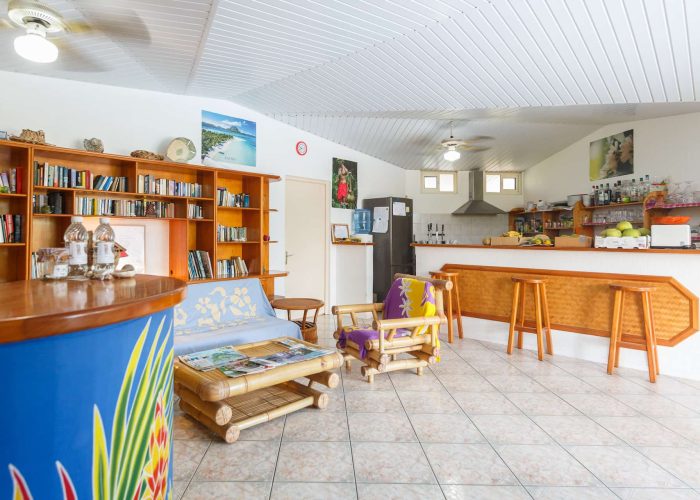 Pension Relais Fenua à Tahiti. Pièce principales avec le bar et la bibliothèque.