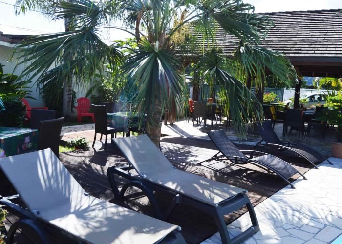subtiles-tahiti-tahiti-pension-relais-fenua-4©relais-fenua Pension Relais Fenua à Tahiti. Transats au bord de la Piscine.
