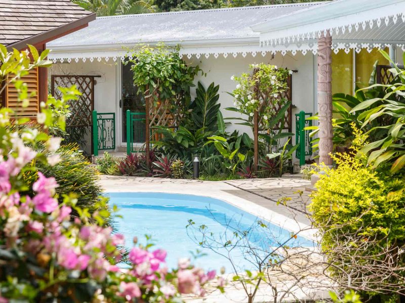 Pension Relais Fenua à Tahiti - vue extérieur sur la piscine avec les chambres standard autour